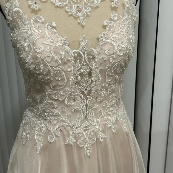 Elegant White Lace Wedding Dress - Picture 3 of 14